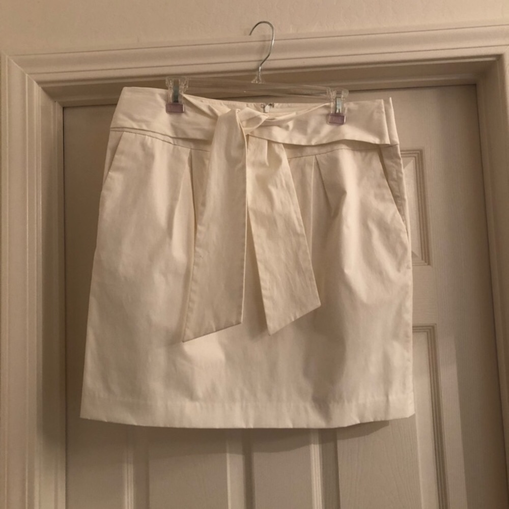 Crisp white Banana Republic pleated skirt —size 14